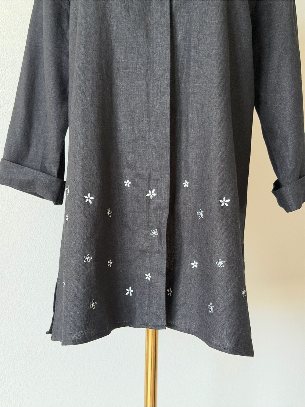 Edward Black Linen-Rayon Embroidered Floral Button-Down Tunic Shirt - 8/S - Picture 3 of 12